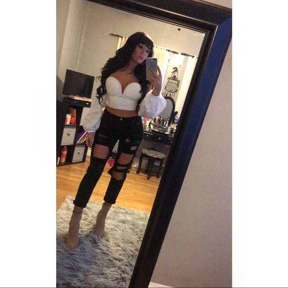 Hi! I’m Amanda - welcome to my closet! - Picture 2 of 8